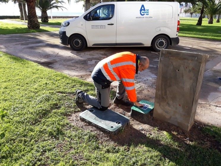 Aigües de Cullera y el ayuntamiento instalan casi 1.000 contadores inteligentes en el marco del PERTE