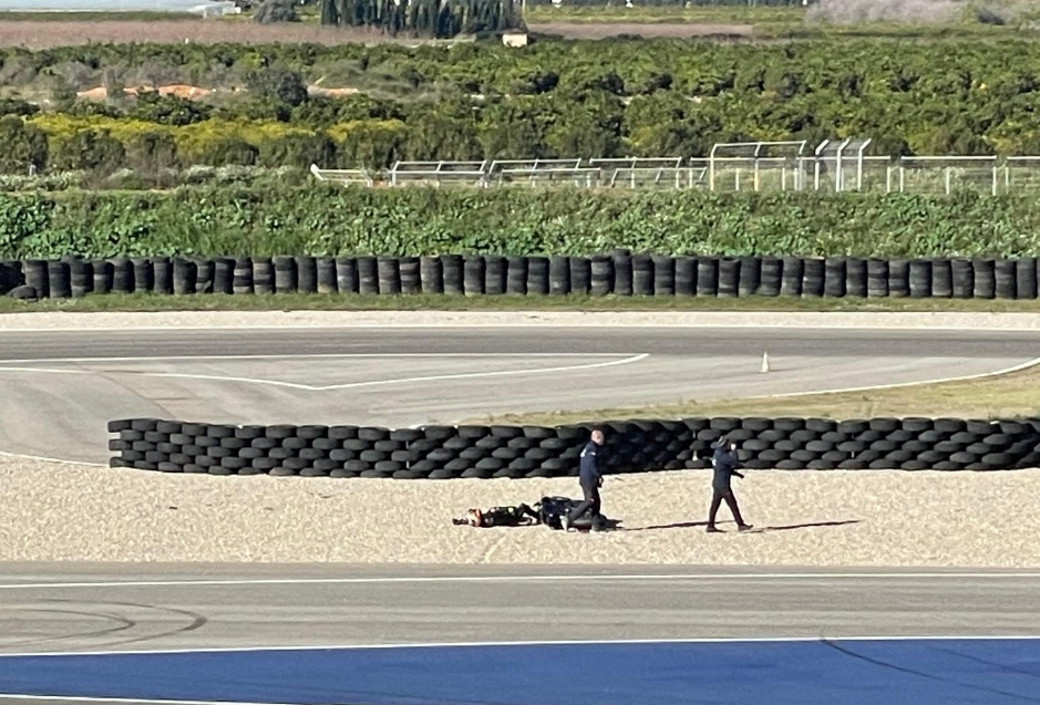 Fermín Aldeguer sufre un accidente entrenando en el circuito de Guadassuar