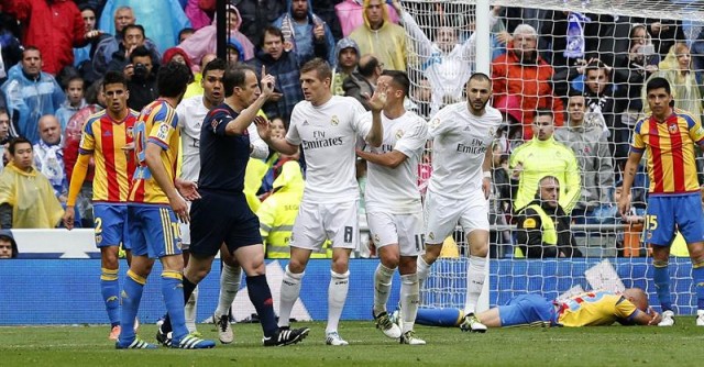 CRÓNICA | Una pésima primera parte y Fernández Borbalán impiden al Valencia sumar en el Bernabéu