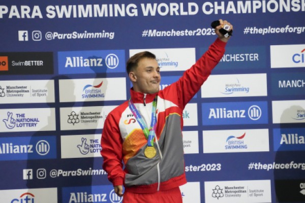Íñigo Llopis, oro en 100 espalda S8, y María Delgado, bronce en 100 espalda S12 en Paris 2024