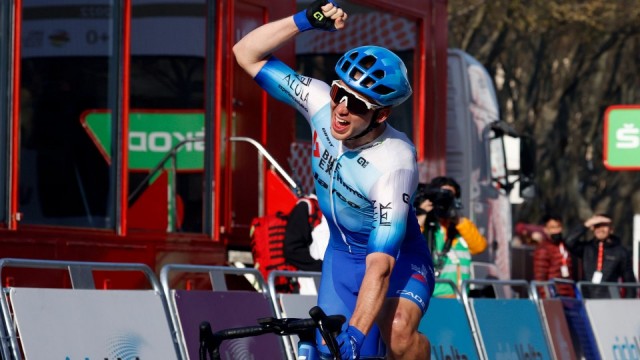 Groves frena el ímpetu de Van Aert, O'Connor llegará al Cuitu Negru con la roja