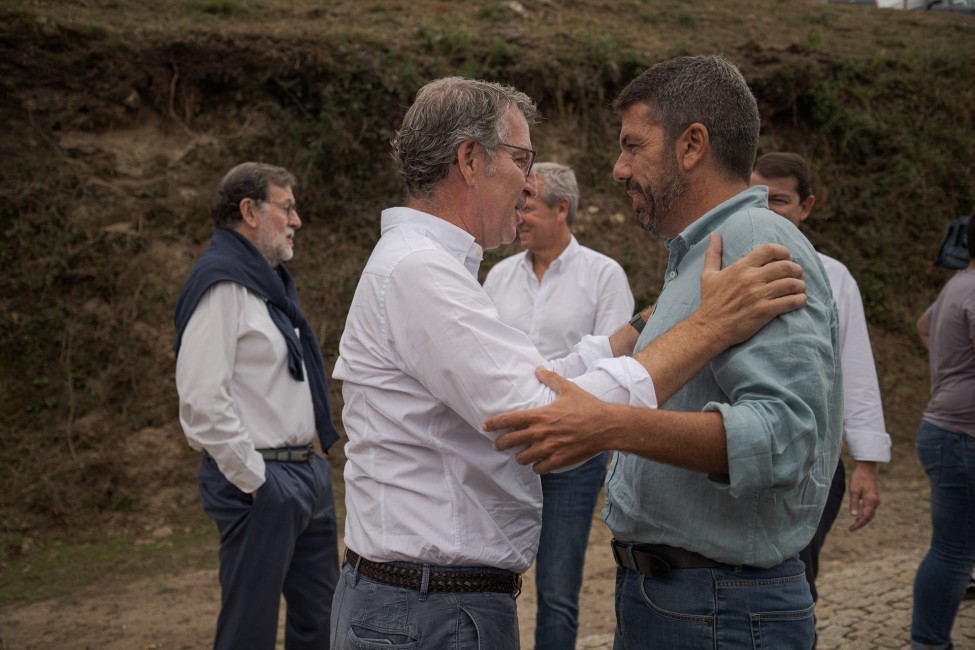 Feijóo y Mazón se saludan antes del acto. Foto: EP/Elena Fernández - 