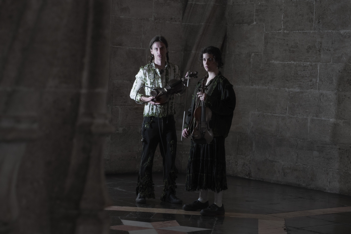 Matacandil: el dúo valenciano que desacraliza el violín llevándolo a la electrónica