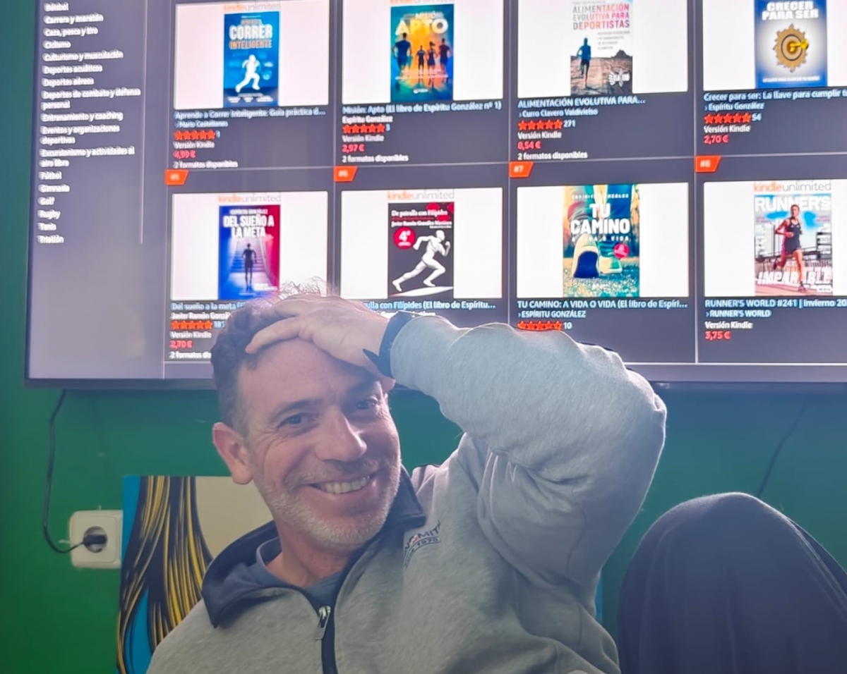 El escritor y policía cartagenero Espíritu González triunfa en el mercado digital con 'bestsellers' dirigidos a opositores a los Cuerpos de Seguridad