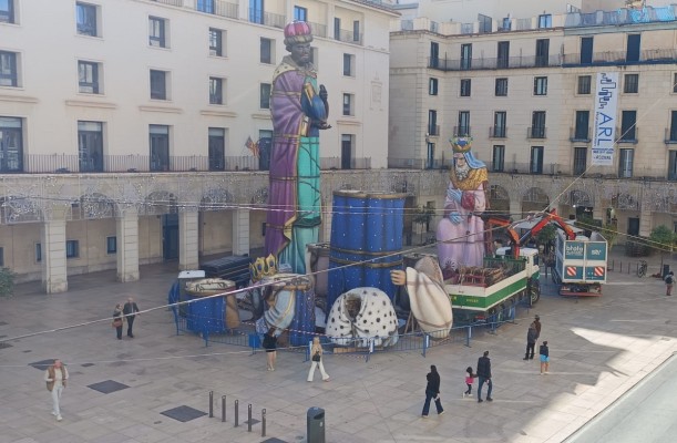Alicante cierra el programa navideño e inicia el desmontaje del Belén Monumental