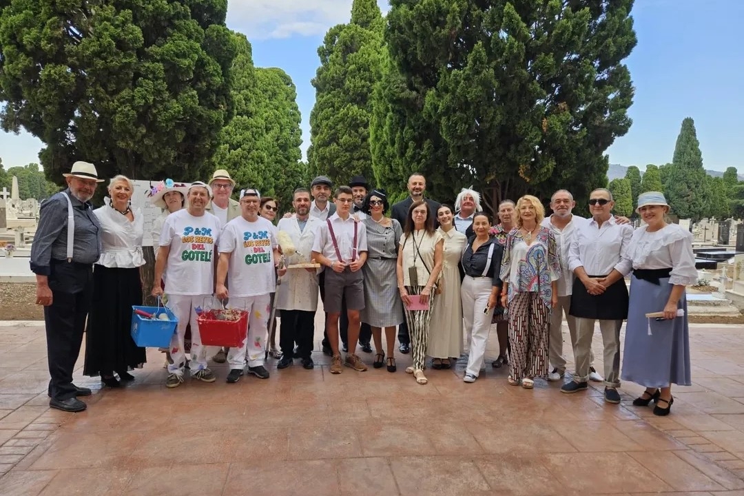 El grup realitza itineraris teatralitzats temàtics i oberts per a visitar el campsanto.