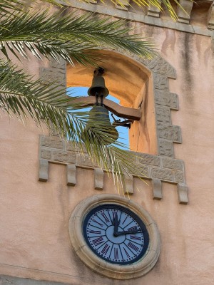 La puerta principal del Castillo de Santa Pola permanecerá cerrada hasta nuevo aviso ante los daños detectados en la Torre del Reloj