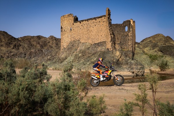 Daniel Sanders gana la etapa y consolida el liderato en la general de motos