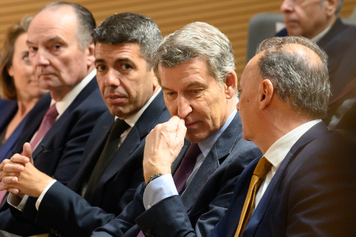 El presidente del Partido Popular, Alberto Núñez Feijóo, junto con Carlos Mazón.