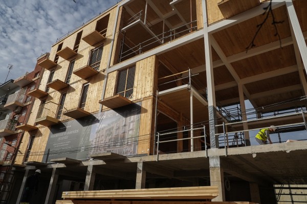 Del cuento a la realidad urbana: así se construye un edificio de madera en Valencia