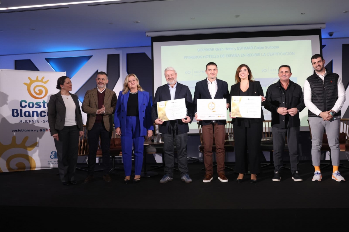 Foto de familia con las certificaciones y las personas representantes de Estimar Hotels.