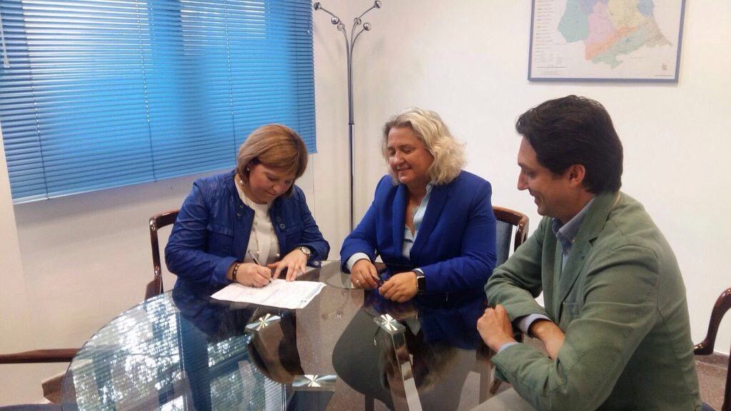 La diputada María José Ferrer de San Segundo firma su afiliación al PPCV