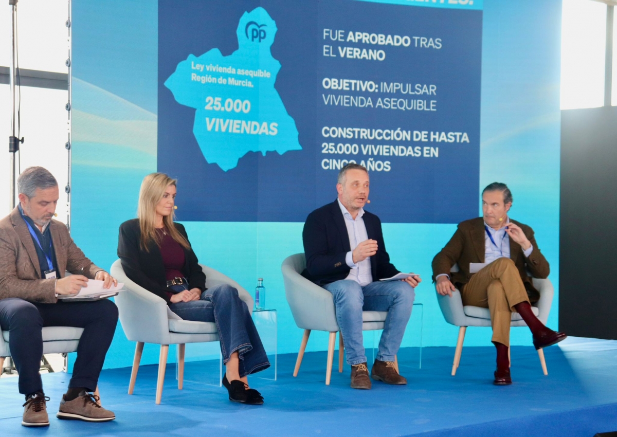 Segado defiende en la interparlamentaria de La Coruña el modelo de vivienda asequible de López Miras y denuncia 