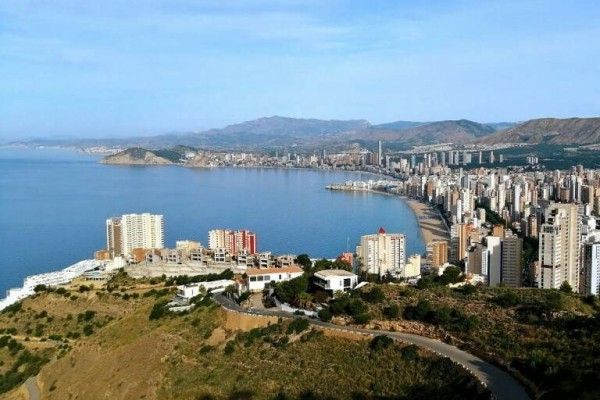 Un nuevo fallo del TSJ ratifica la responsabilidad patrimonial de Benidorm en el suelo de Serra Gelada y afianza la indemnización millonaria