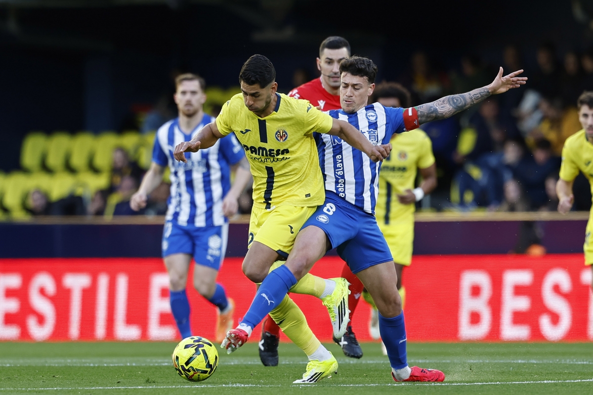 Ayoze disputando un balón ante Antonio Blanco, del Alavés, en la Cerámica.