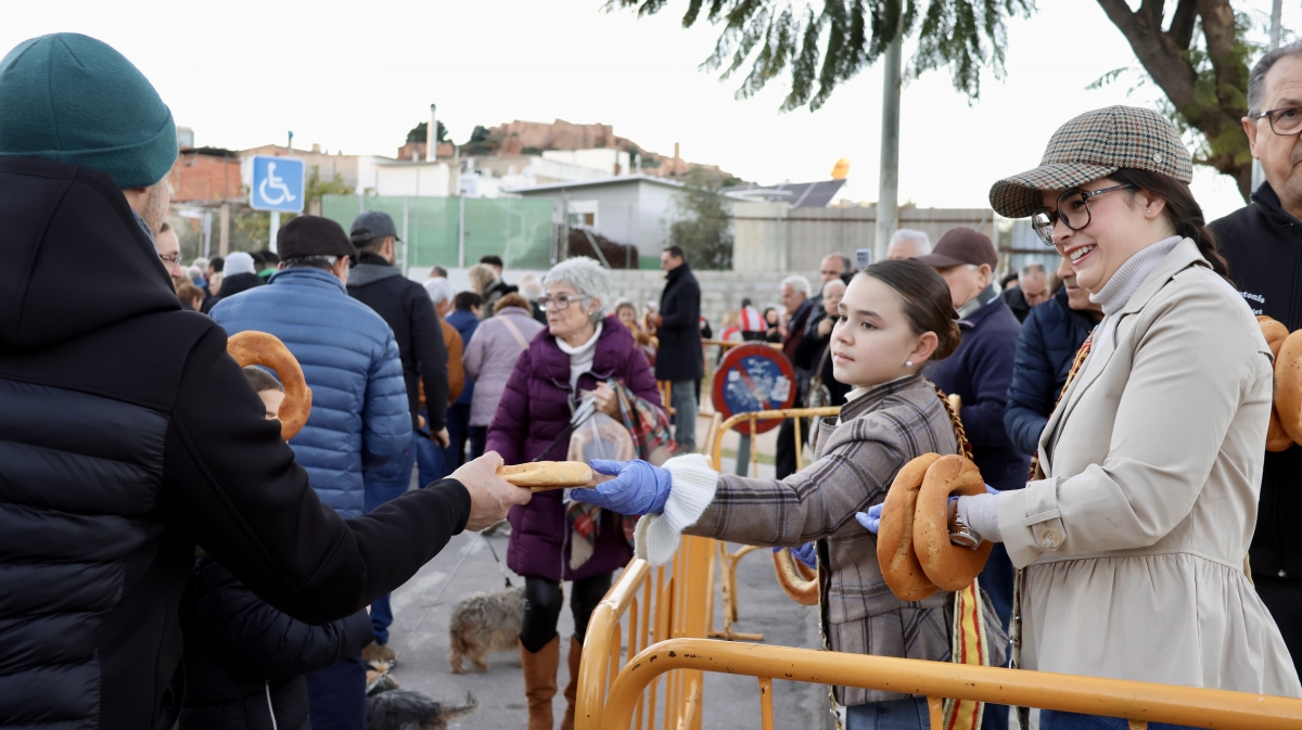 El Tosalet inaugura en Onda Sant Antoni 2026 con el encendido de la hoguera y reparto de flores y buñuelos