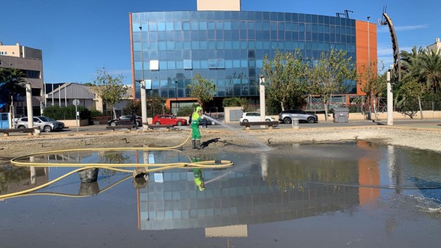 El lago de Atalayas se pone a punto: limpieza a fondo para que los jardines de Murcia luzcan su mejor cara