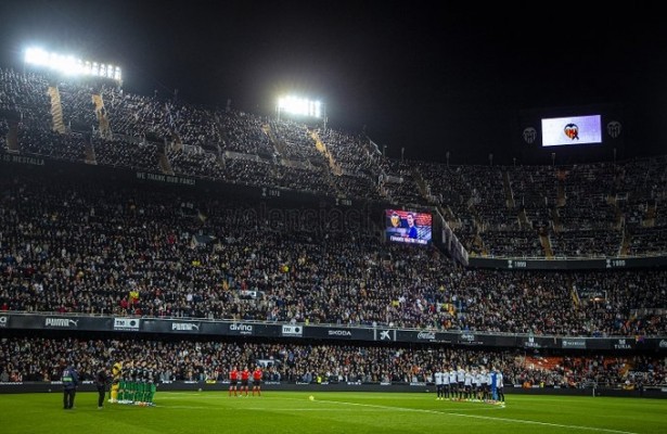 Mestalla guarda un minuto de silencio en memoria de Fernando Martín y su familia