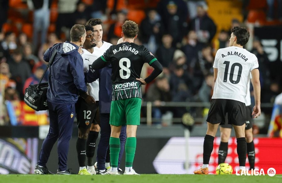 Thierry Rendall se marcha lesionado y agrava los problemas en defensa