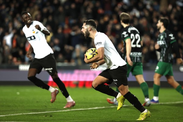 El Valencia CF rescata un punto insuficiente contra el Elche