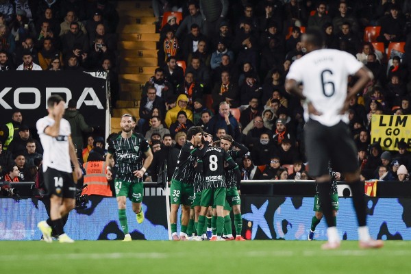 El Elche CF celebra con un empate en Mestalla su 103 cumpleaños 