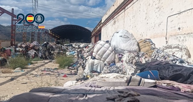 Detenido en Alcoy por abandonar toneladas de ropa en terrenos y naves para evitar gestionar residuos