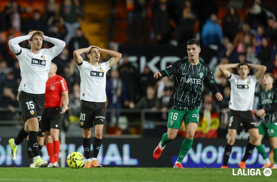 El Valencia CF cierra la primera vuelta en descenso y atrapado en un bucle