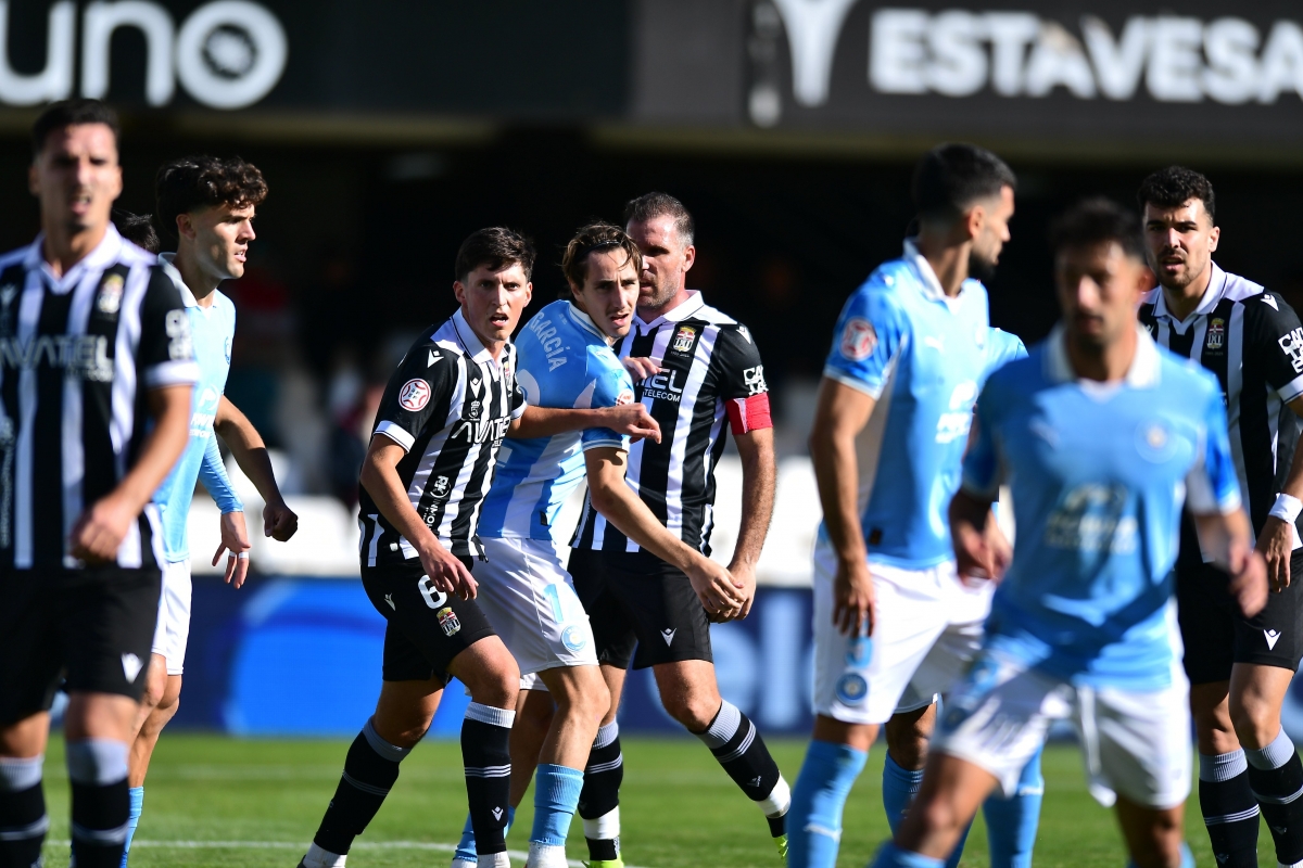 La era Arribas en el Efesé empieza mal en el césped: es goleado en casa y sigue fuera de la promoción