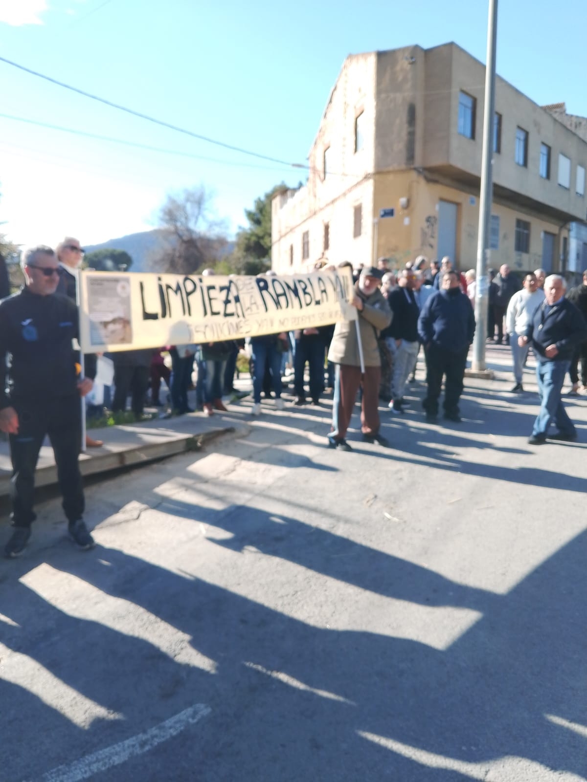 Los vecinos reclaman la limpieza de la Rambla del Garruchal y piden soluciones para evitar los daños de las inundaciones