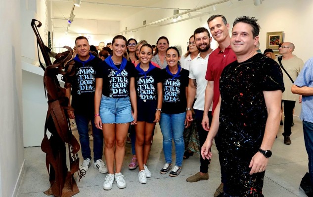El artista burrianense Juan Poré retrata su 'Evolución' en casa