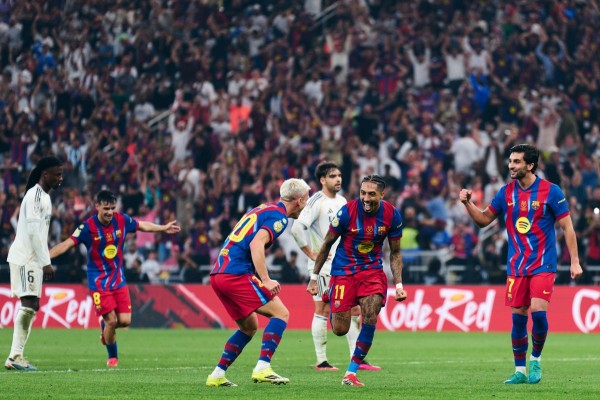 Raphinha impulsa la decimosexta Supercopa de España del Barcelona 
