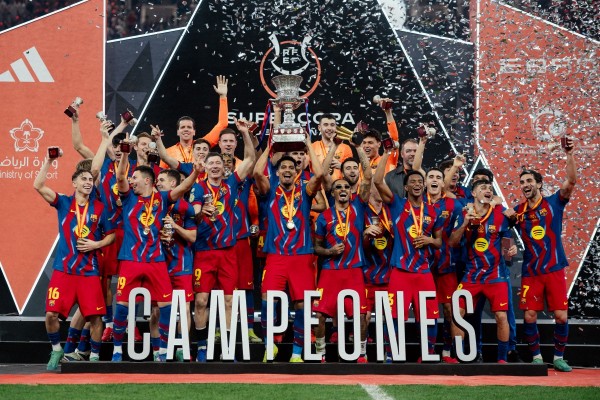 Raphinha impulsa la decimosexta Supercopa de España del Barcelona (3-2)