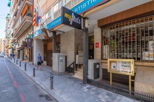 Operación inmobiliaria en el Centro de Alicante: Ktesios vende el bloque turístico de Myflats en Navas