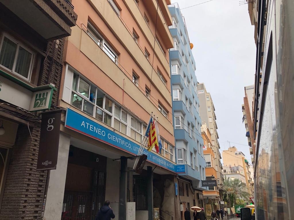 Operación inmobiliaria en el Centro de Alicante: Ktesios vende el bloque turístico de Myflats en Navas