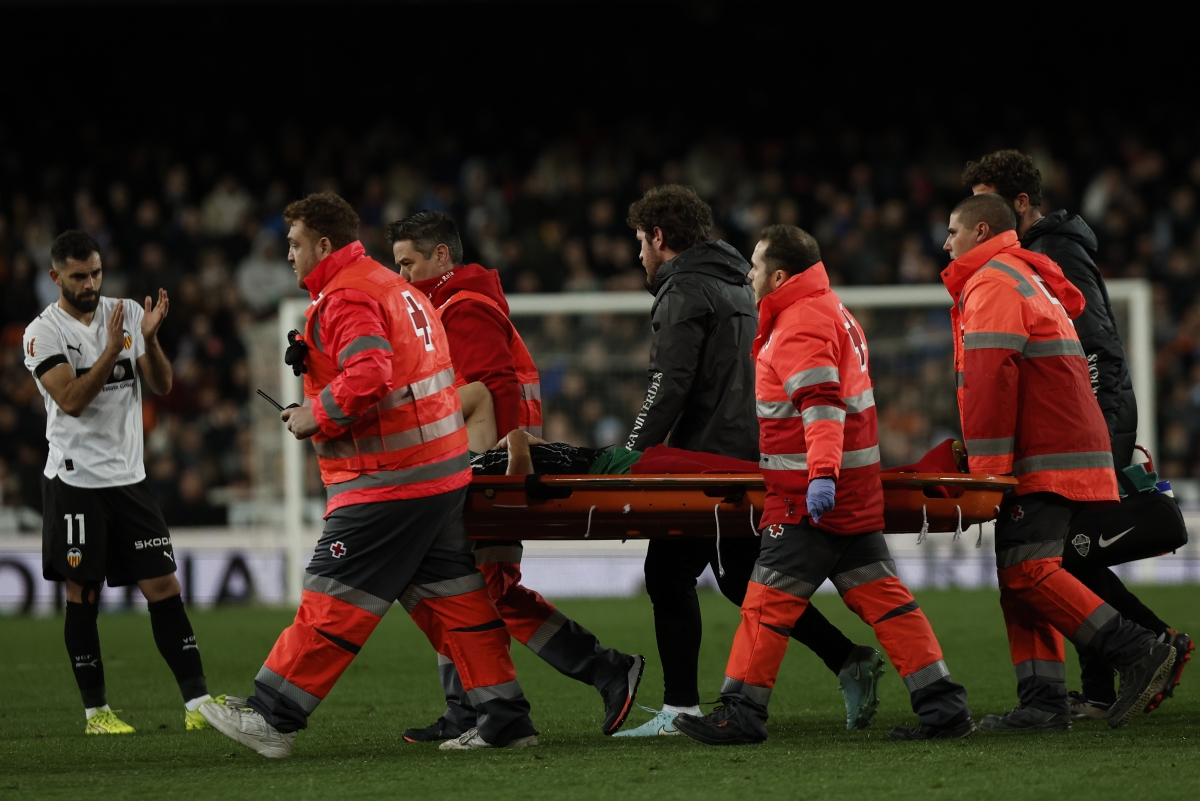 Pedro Bigas abandona el céspd de Mestalla en camilla