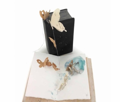 La artista Belén Orta expone en Bullas sus esculturas realizadas con libros heredados de su madre