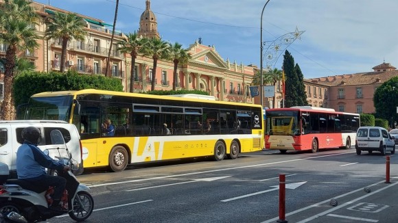La patronal del transporte público advierte de que 700 trabajadores no cobrarán la subida del IPC si se mantiene la huelga