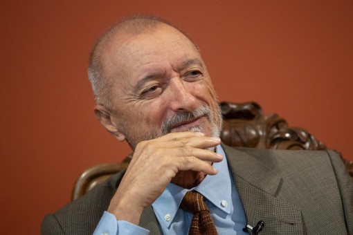Pérez-Reverte anuncia una nueva novela de aventuras en el Mediterráneo, 'La hipótesis más peligrosa'