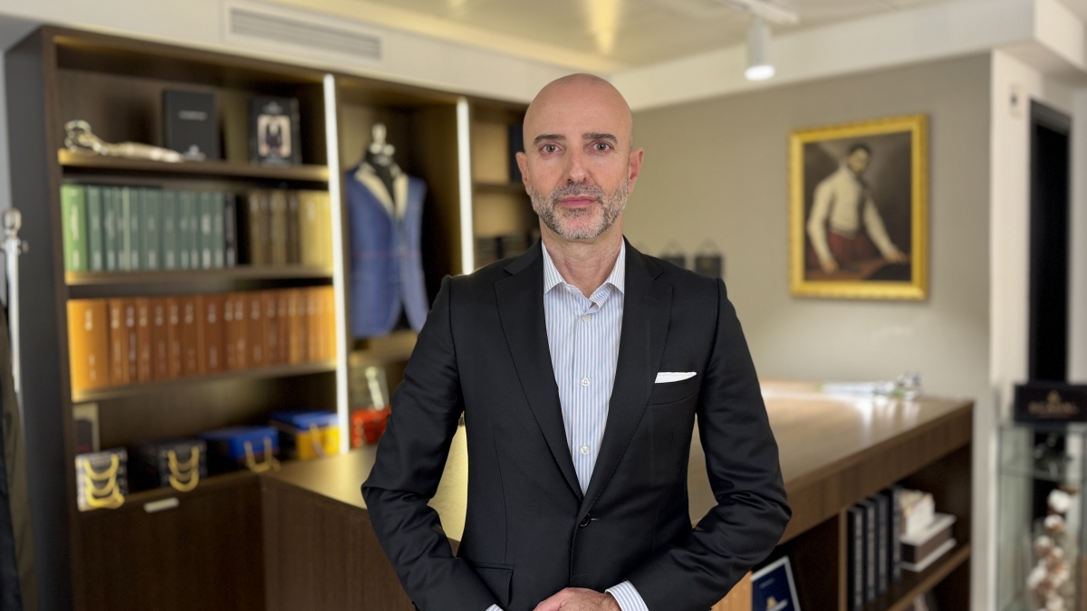 Carlos Caballero, 30 años de sastrería artesanal en València