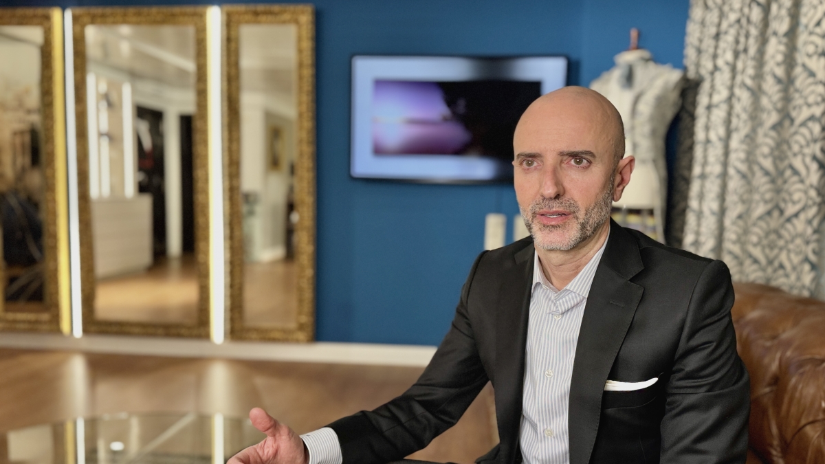 Carlos Caballero analiza el tiempo dedicado a la sastrería.