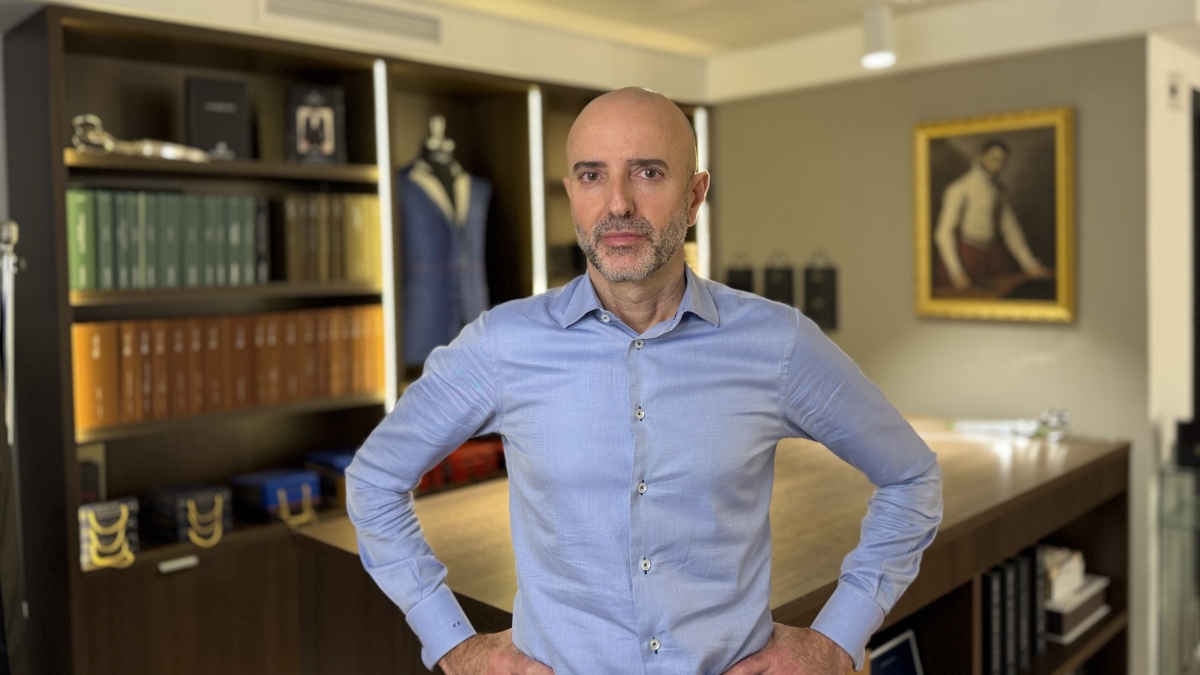 Carlos Caballero habla de la confianza de sus clientes en su sastrería.