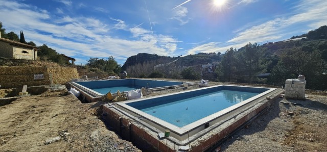 La Piscina Municipal de Bolulla entra en su recta final tras la firma del replanteo de la tercera fase