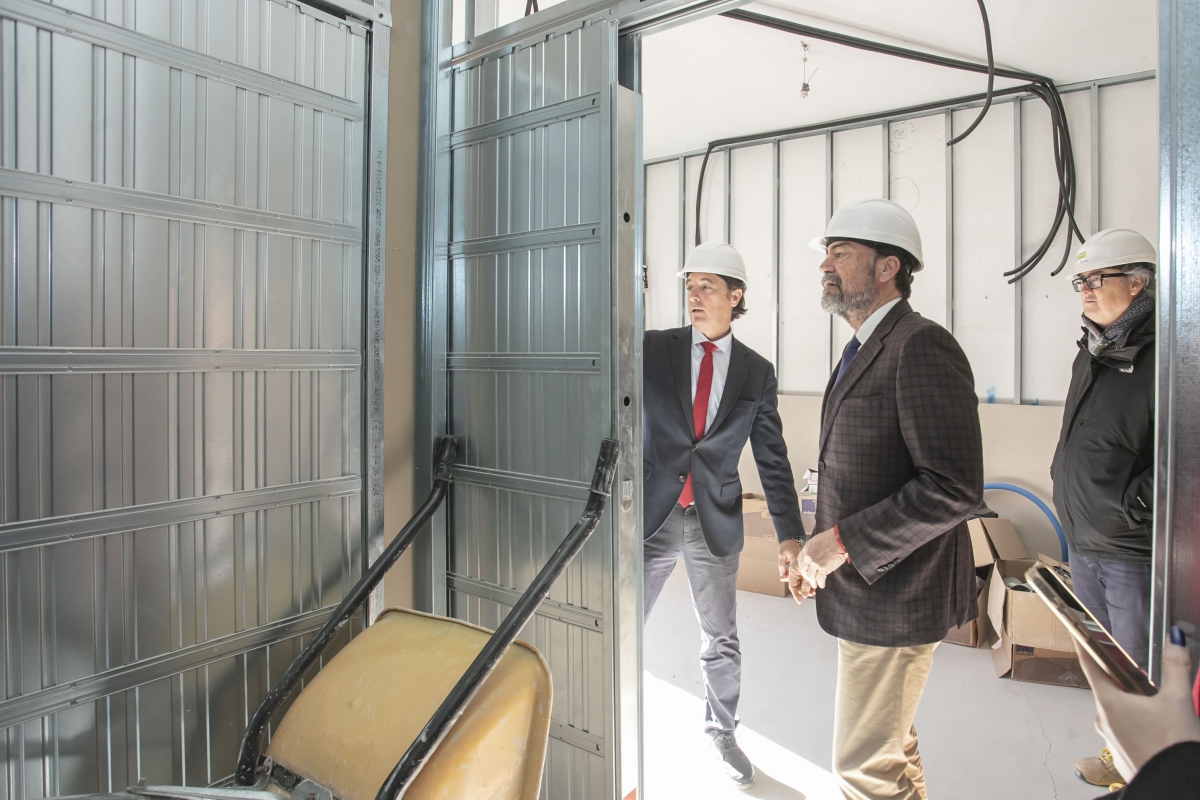 Barcala y De Juan, en su visita al avance de las obras del edificio de San Gabriel.