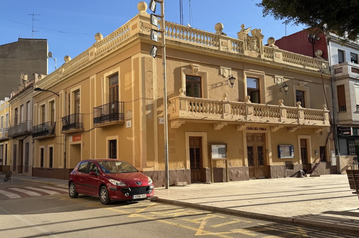 La paralización en la reforma del Ayuntamiento de Foios obliga a retirar el vallado un año después