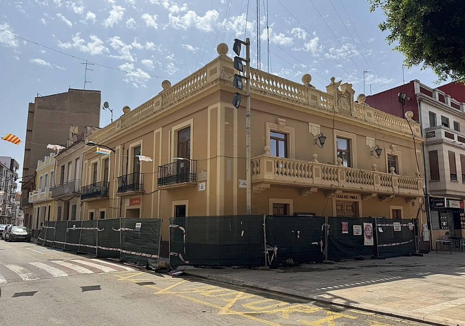 Imagen del vallado en el Ayuntamiento de Foios.