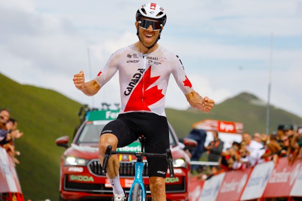 Michael Woods gana en los Ancares y Roglic se acerca al liderato