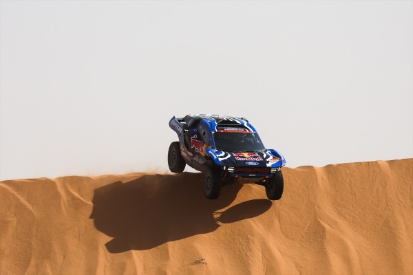 Nani Roma, líder, y Carlos Sainz, segundo, toman el mando en coches tras la novena etapa del Dakar