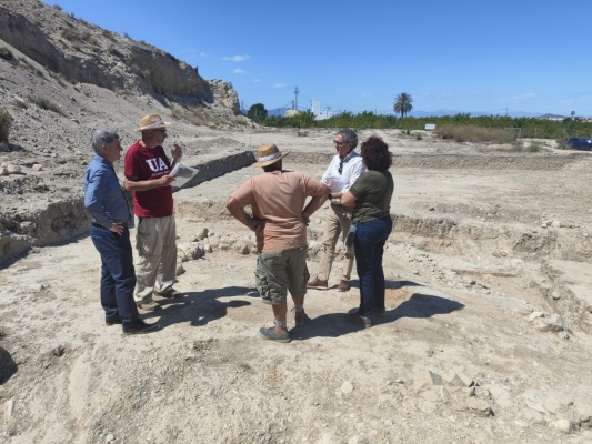 Orihuela renueva el convenio con la UA para impulsar la cuarta fase del proyecto arqueológico de Los Saladares