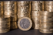 El euro frena la caída y se estabiliza por encima de 1,16 dólares