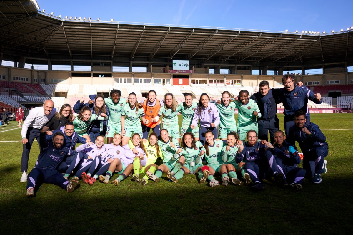 El equipo tras su primera victoria. - Foto: LEVANTE UD El equipo tras su primera victoria.